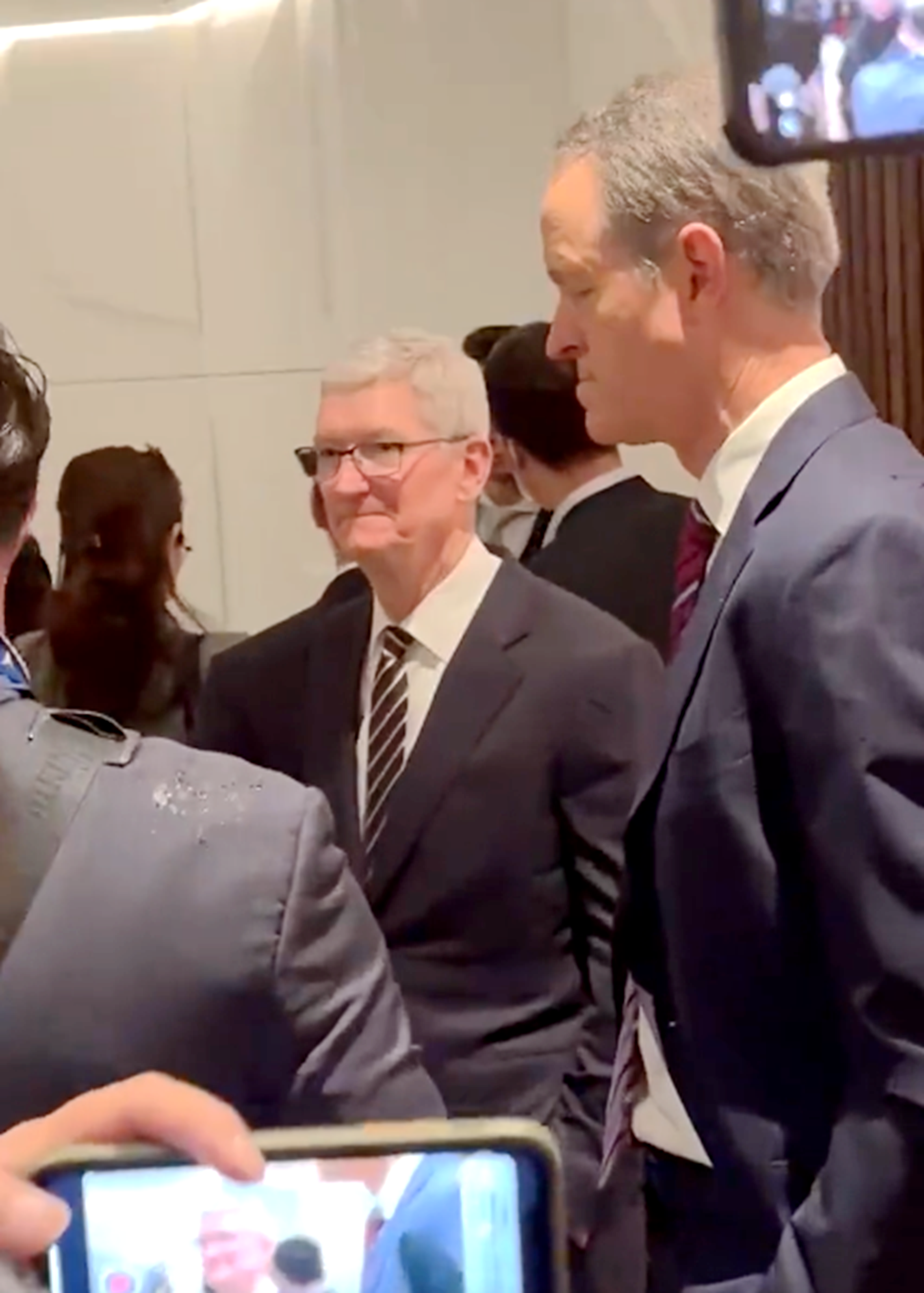 大家都知道美国这几天举办了APEC峰会，很多国外的重要人物也都过来了，在晚宴上还