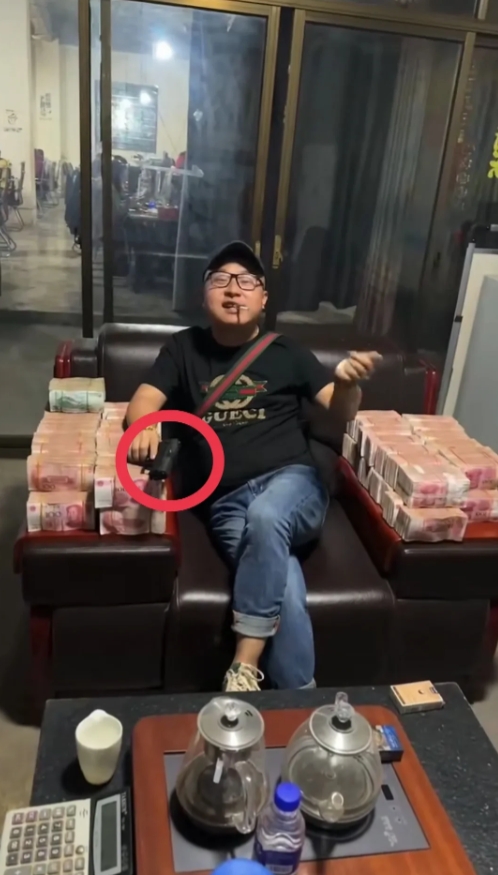 
近日，有网传视频显示，一个被称为“恩施吴翔”，在缅甸实施电信诈骗的人，坐在一个