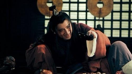 母亲丧期未过，男子竟与女子举止亲密，招摇过市，结果却留下了美名