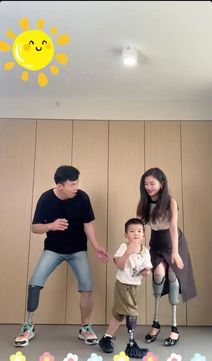 第一眼妈妈没有腿，第二眼爸爸也没了一只，仔细一看怎么孩子也没有，再看评论区，噢不