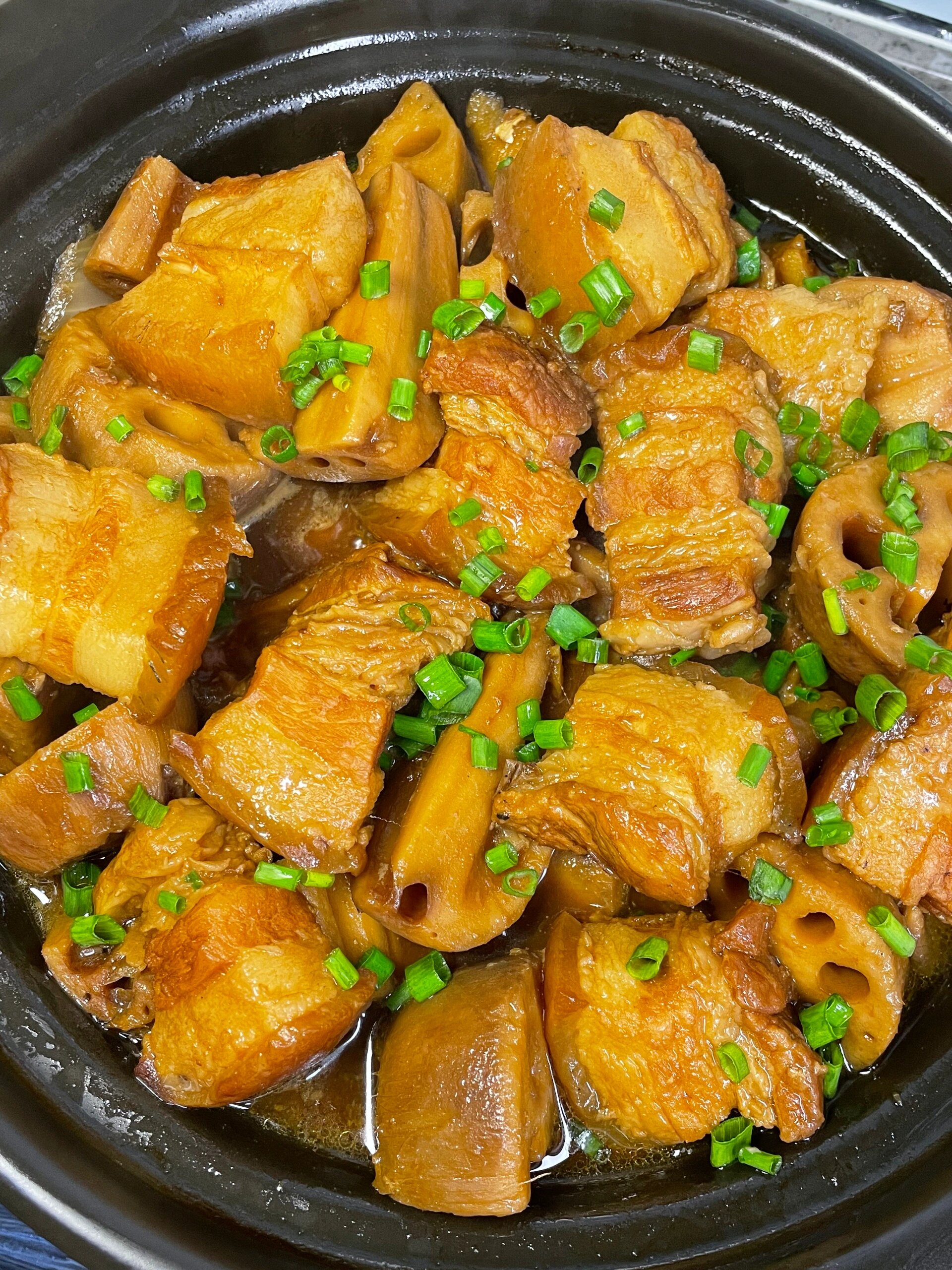 五花肉焖莲藕！香迷糊了！回味无穷！

最近又到了吃莲藕的季节，做个五花肉焖莲藕简