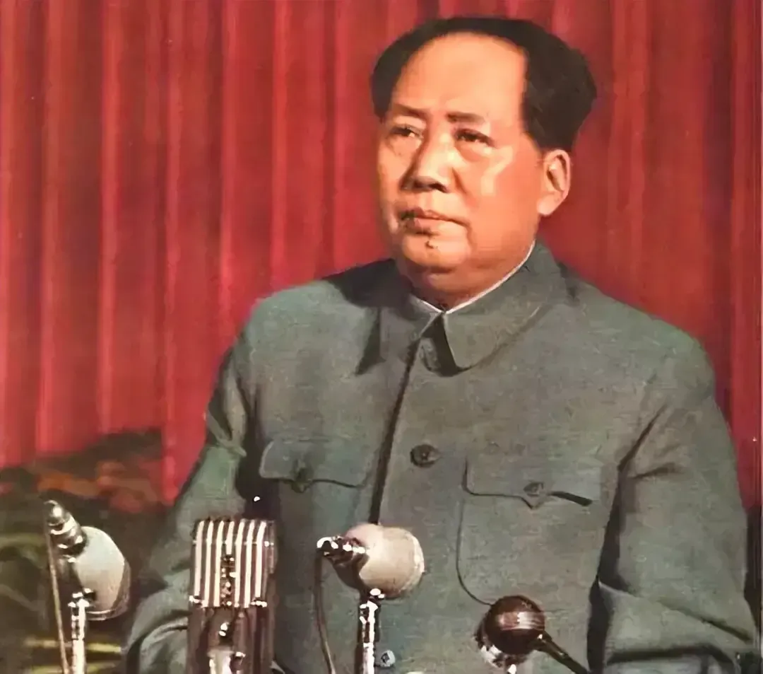 毛主席说：“医院不能为金钱服务、不能为特权服务。必须救死扶伤，实行革命的人道主义