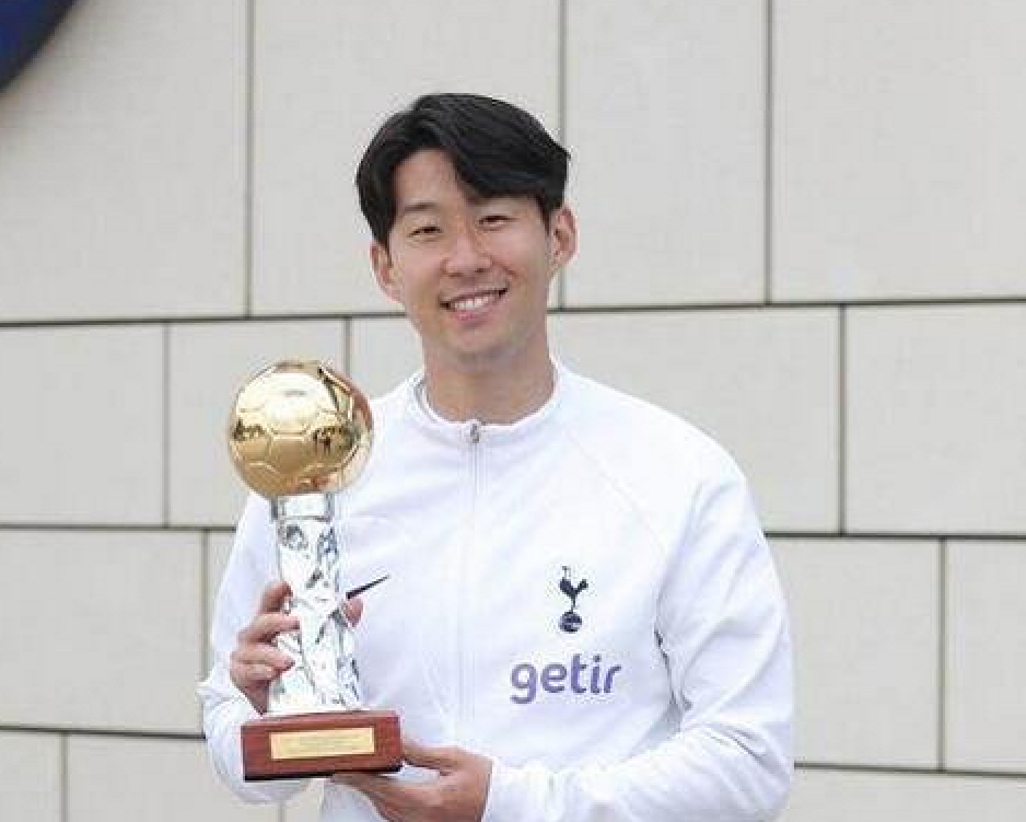 孙兴慜在场外再度斩获荣誉，《体坛周报》公布亚洲金球评选结果，孙兴慜排名第一，力压