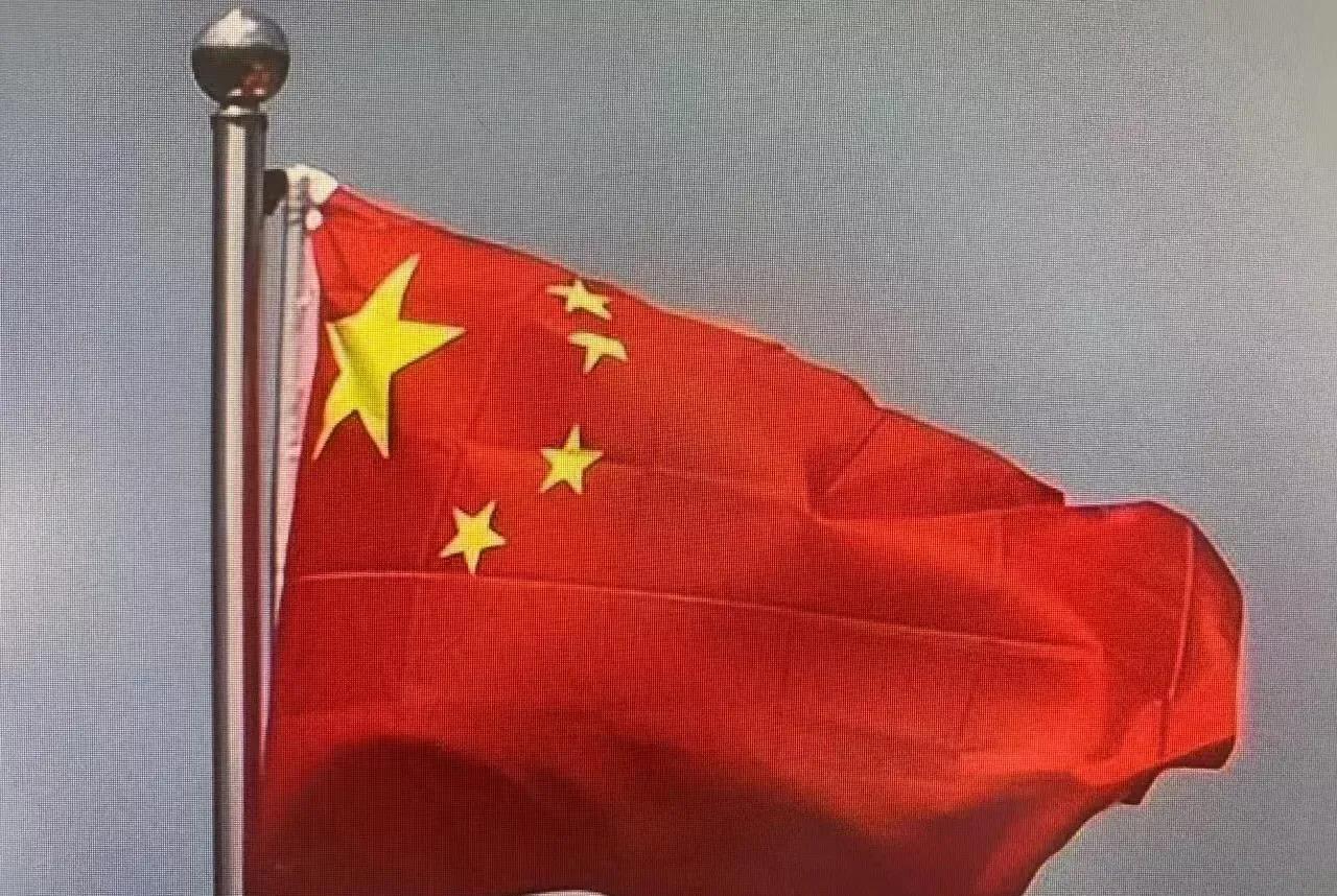三十年前后的物价表:

自行车——以前200元。现在好的20000万。

桑塔纳