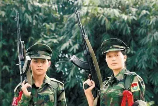 如何区分缅军、佤联军、果敢同盟军、克钦军
1.戴凉帽、枪护木带散热孔的是缅军，兵