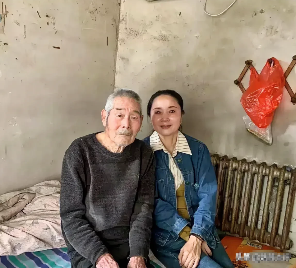 照片中的这两位，关系很特殊；一个是前公公，一个是前儿媳。

这个善良的女人，虽然