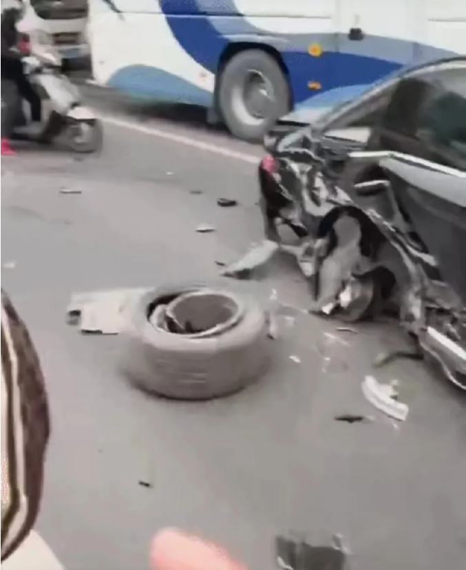 成都特斯拉车主发声，讲述事发经过：“我是昨天才上牌，所以开的时候非常小心的，要到