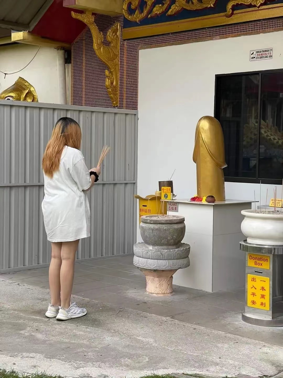 这是槟城一间著名的泰国庙宇wat buppharam，建立于1942年.里面有各