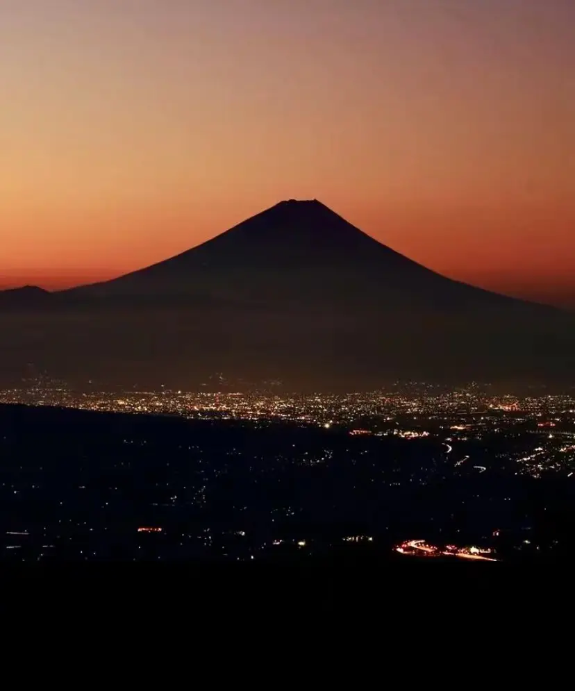 日本宣布：自 2025 年起，在日本生3个孩子后……
该家庭所有孩子的大学学费，