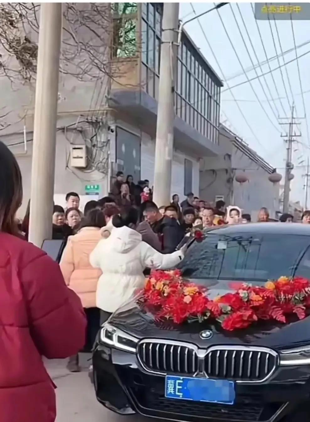 河北邢台某县一位新娘的婚车遭到众多债主的围堵，要求新娘还钱，此事引起轩然大波。
