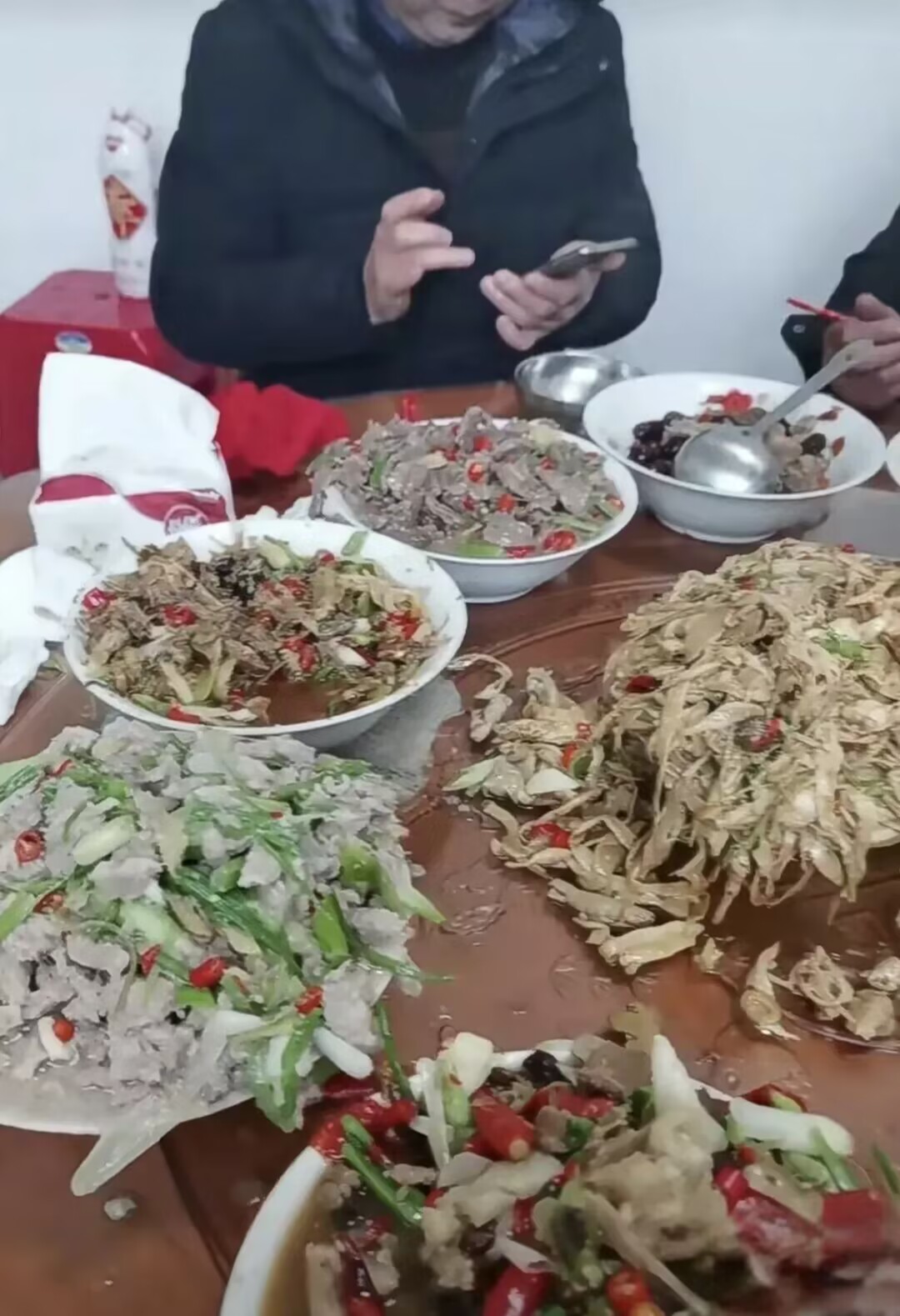 第一次去女朋友家里吃饭，吃菜的时候有没有什么讲究？

