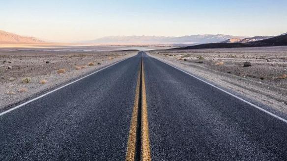 货车侧翻后，我遭遇了绝世路霸，他抢光了我所有的东西，还说叫我这辈子也走不出那里......