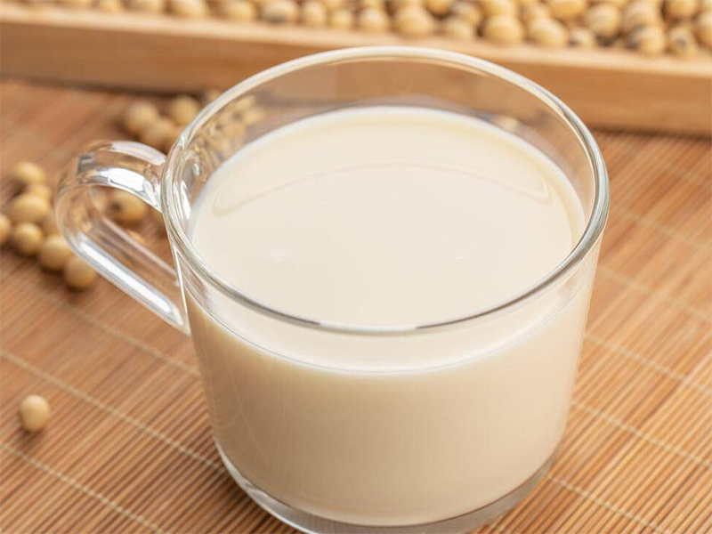 #宝妈育儿交流# 豆浆以黄豆、大豆或者黑豆作为原材料，其中本身就含有非常丰富多样