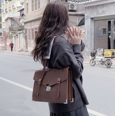 上联：优雅气质胜公主，
下联：？