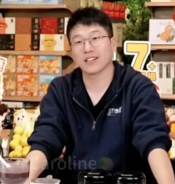 明明己经取代董芋辉，成为东方甄选的嘴替。

以前东方甄选出了什么事，比如说玉米事
