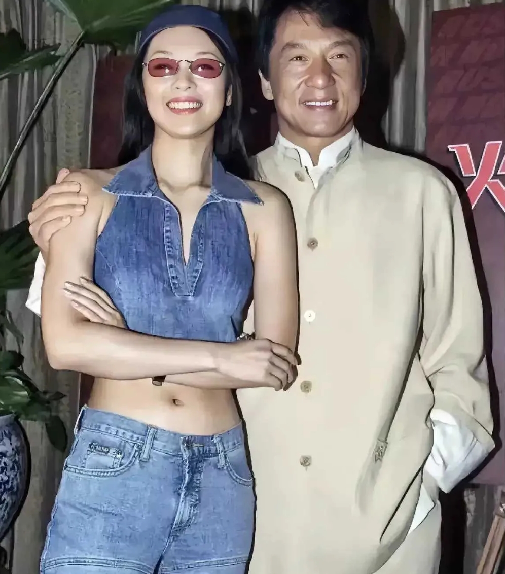 诶？成龙大哥这张照片满面春光，但这个被他搂在怀里的美女是谁啊？[狗头]有人知道的