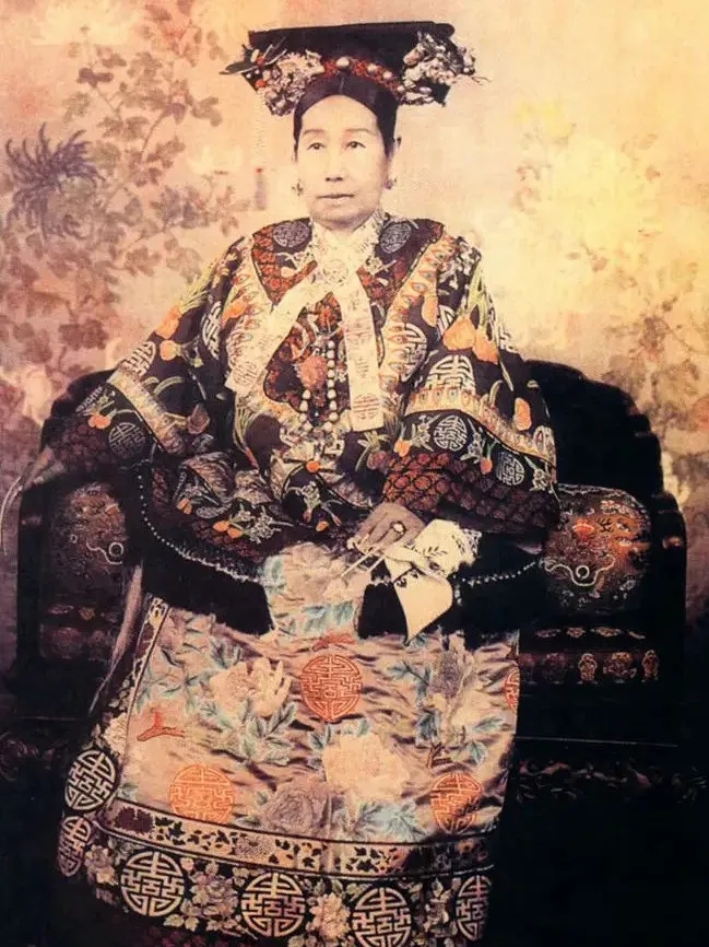 慈禧太后不是愚蠢，而是坏透。
即使战场上打不过外国，她也不会向外国学习它们一套。