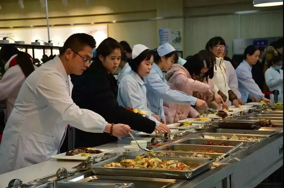 带儿子去市人民医院看病，竟然发现我高中同学是副院长，想不到20年不见他竟然混到到