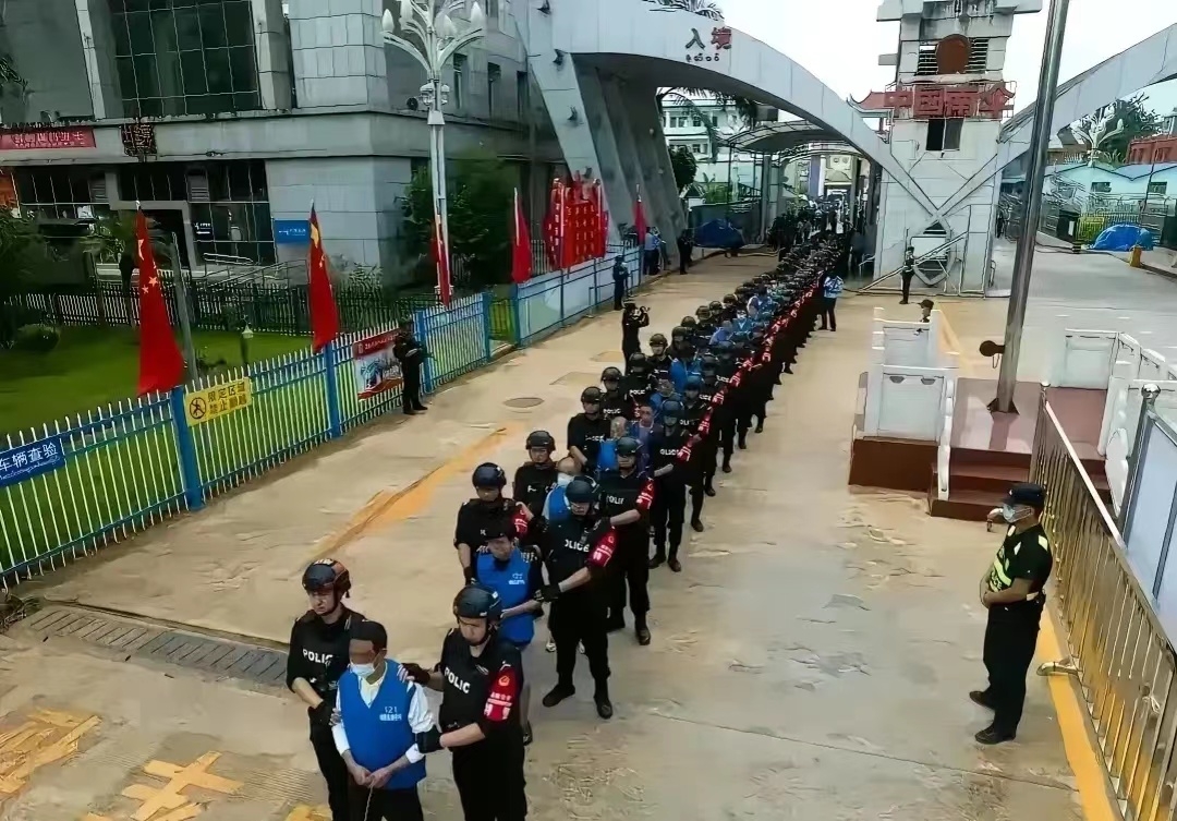 全国数万名警察前往云南临沧，负责押送大批被遣返的诈骗犯。
根据他们的户籍信息，黑