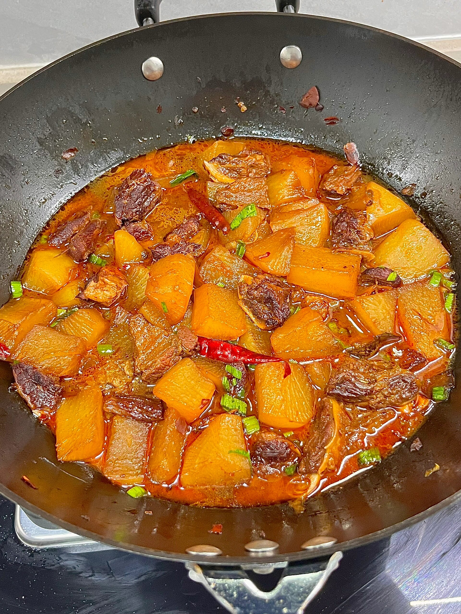 萝卜炖牛肉！拌饭一绝！软烂入味！
冬天最爱的一道菜！
食材：牛肉（牛腩、牛肋条都