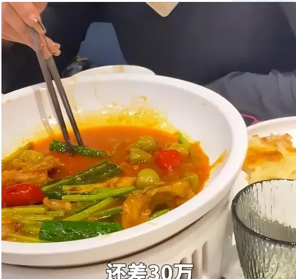 “没钱就不要结婚！”，近日北京一女在和丈夫用餐时向其透露出弟弟即将结婚的消息，但