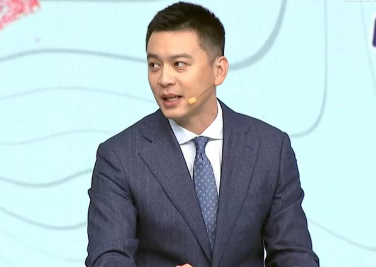 杨鸣离开辽宁队生活过得无比滋润：
休赛期杨鸣没跟俱乐部续约让人大跌眼镜，让一个刚