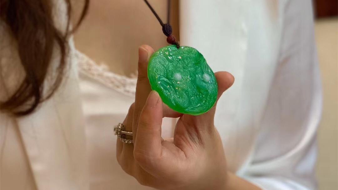 翡翠的颗粒细腻程度与苍蝇翅的关系。