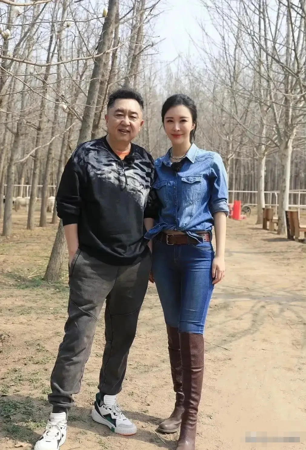 我一个懂点相面术的朋友跟我说，其实从面相上来看，谦哥跟田朴珺更有夫妻相，甚至堪称