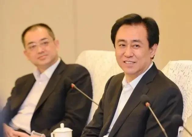 许家印一进去，带来的威慑作用。碧桂园创始人杨国强有两台私人飞机，一台在境外，是新