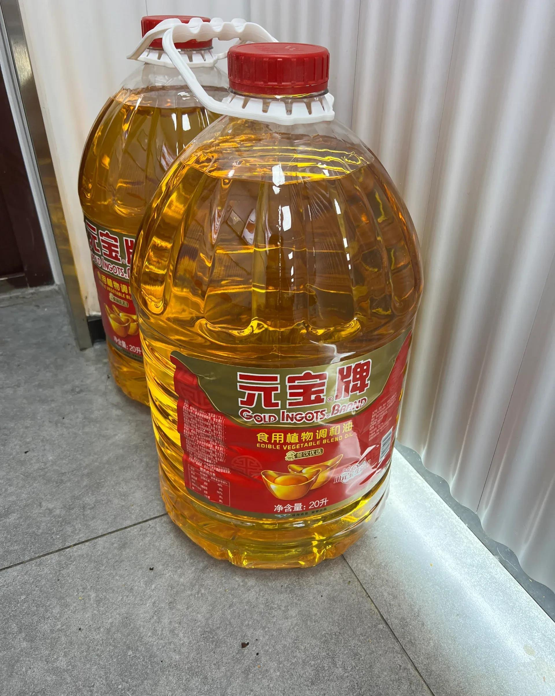 开饭店的都用这种油吗？这种油为什么这么便宜？

今天去买油，一进店，店老板就问我