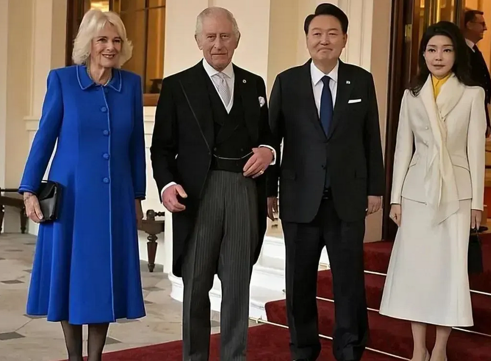 韩国总统夫妇访问完英国，又马不停蹄飞往法国。
忙的韩国总统夫人衣服都没有换，要知