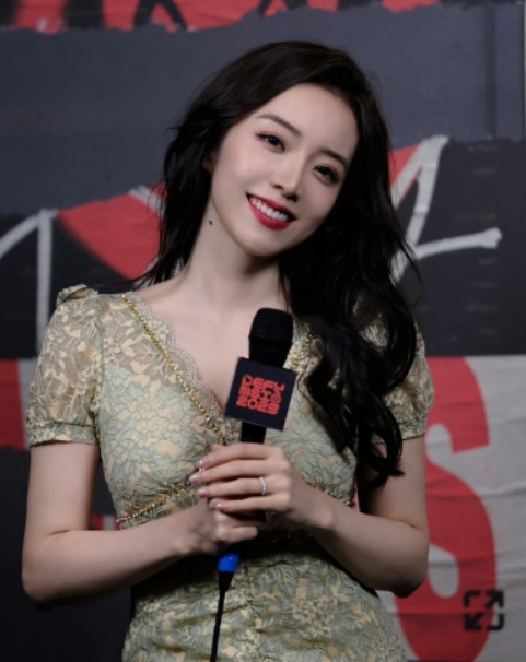 余霜阿姨的这三张，人妻味儿十足，就是没那么性感了#LOL主持人#亚运女神