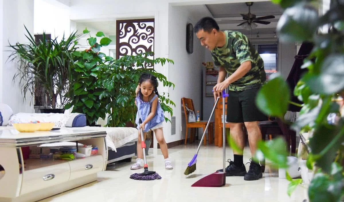 孩子大脑发育的“营养剂”有二，一是运动，一是做家务。

这是近来网络上的一种比较