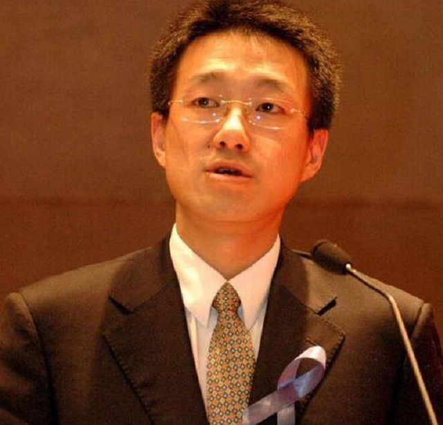 2007年，马云一脚把刚给阿里狂赚两千亿的孙彤宇踢出了淘宝。马云还很得意，想着总