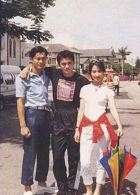 27年前的一张旧照，可以同时认出照片里三个人的话，估计现在也是儿孙满堂的人了吧…