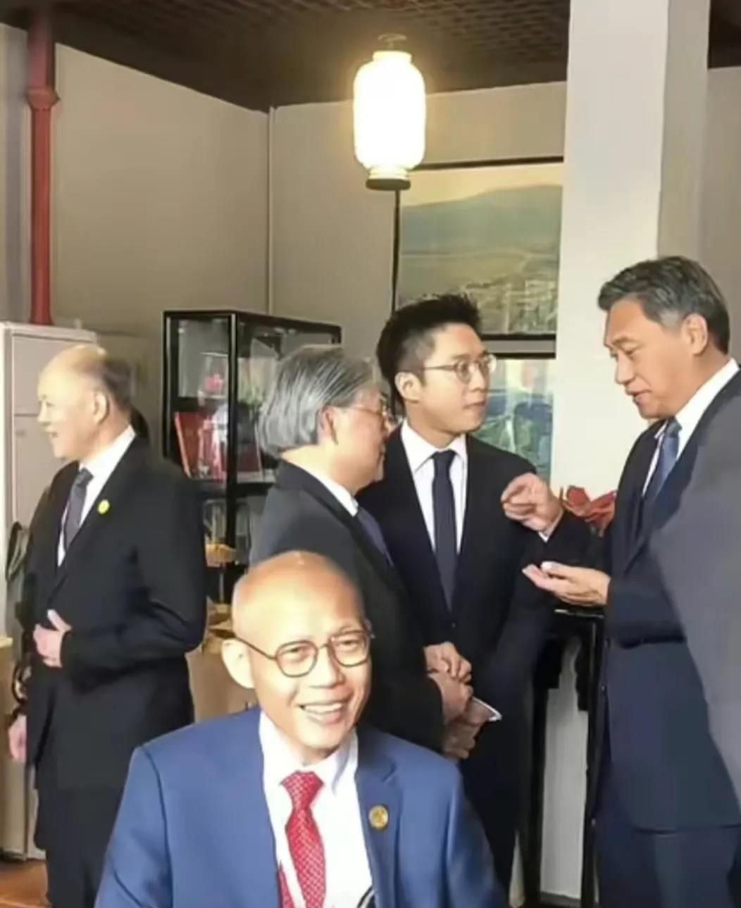 霍启山真的让人觉得无时无刻不在抓住机会提升自己呢。霍启刚霍启山霍启仁一起参加爷爷