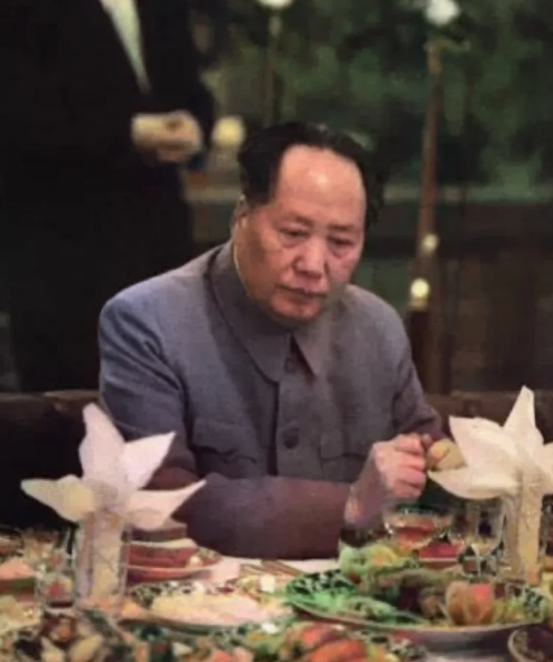 1957年，毛主席在某次接待宴会上，看着琳琅满目的精致菜肴，而主席似乎并没有食欲