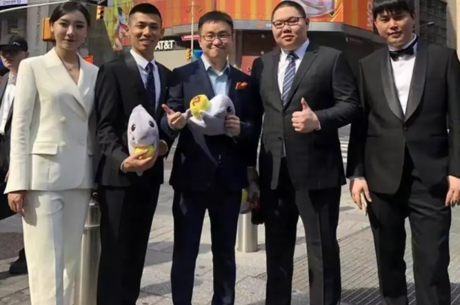 旭旭宝宝的才智真的令人佩服，在这个时候居然能够全身而退，旭旭宝宝几个月前突然宣布