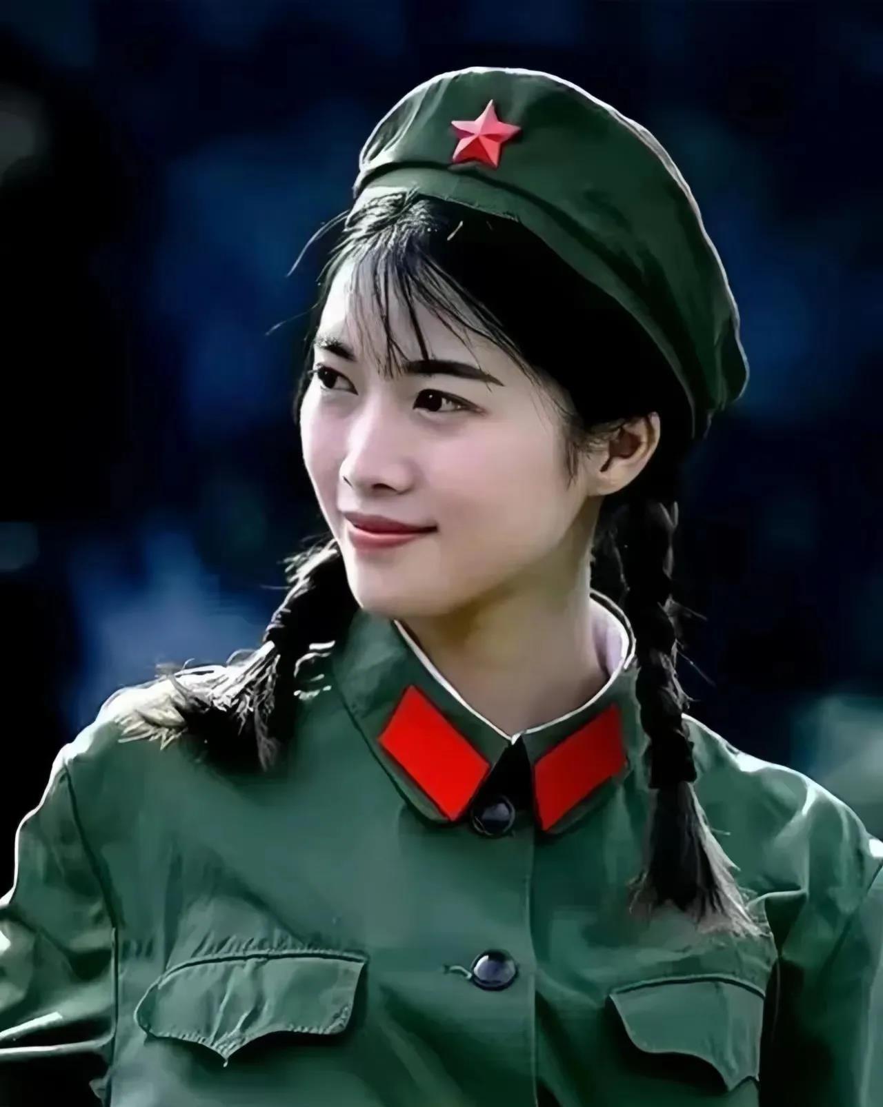 这个是一位女兵的留影，画面中可以看到她英姿飒爽一身草绿，三点殷红，65式军装曾经