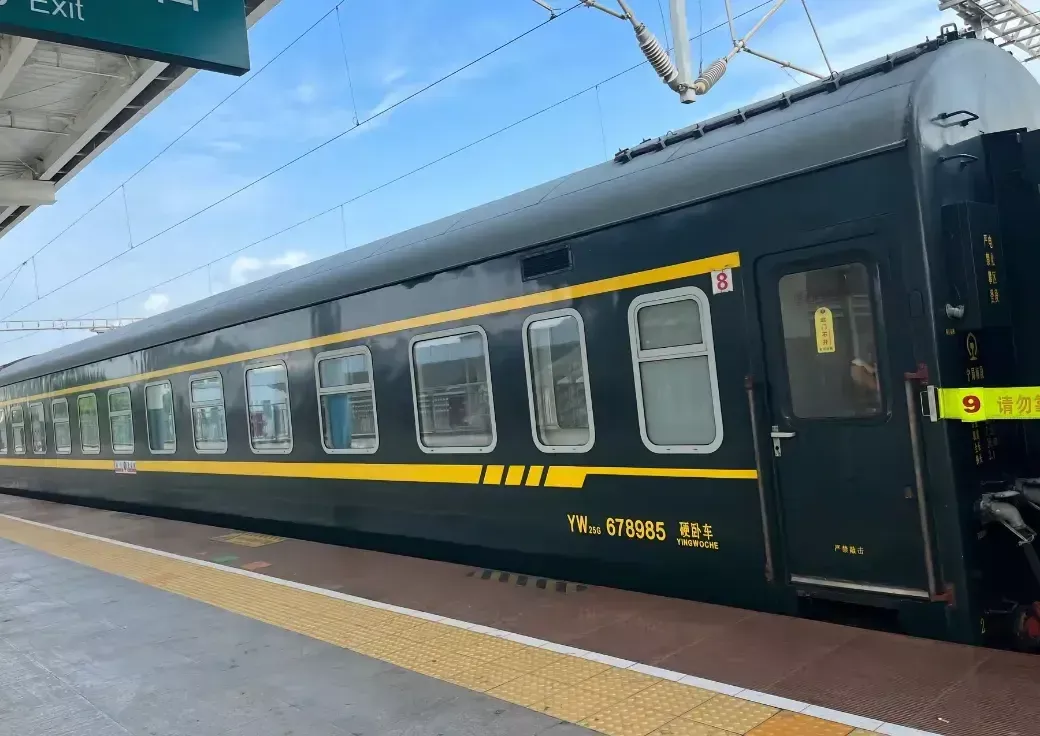 突发快讯：
黑河5133次客运列车于10月15日13时50分在孙吴站至潮水站之间