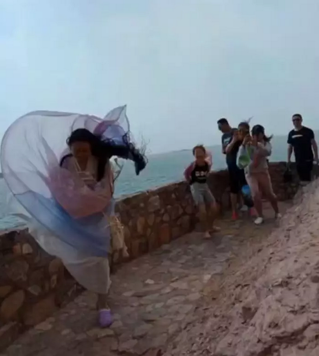 千万不要穿汉服去风大的地方 容易变成焦点！