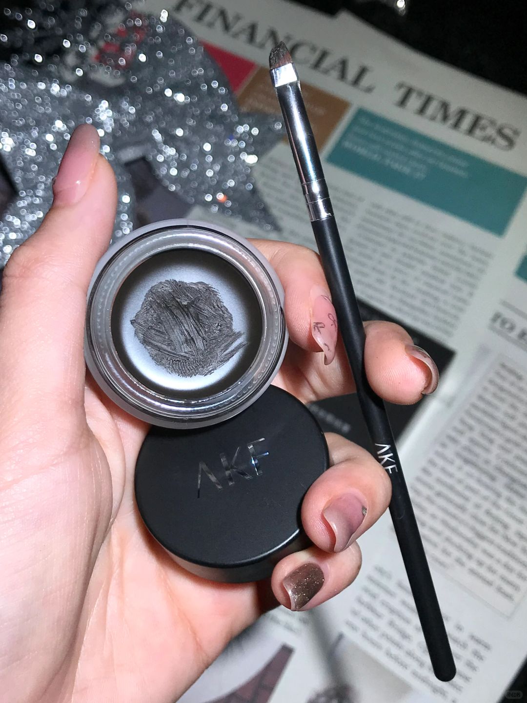 悟了🤔原来最适合本笨手的是眼线膏！
AKF眼线膏可以一罐封神了！
线条流畅又丝