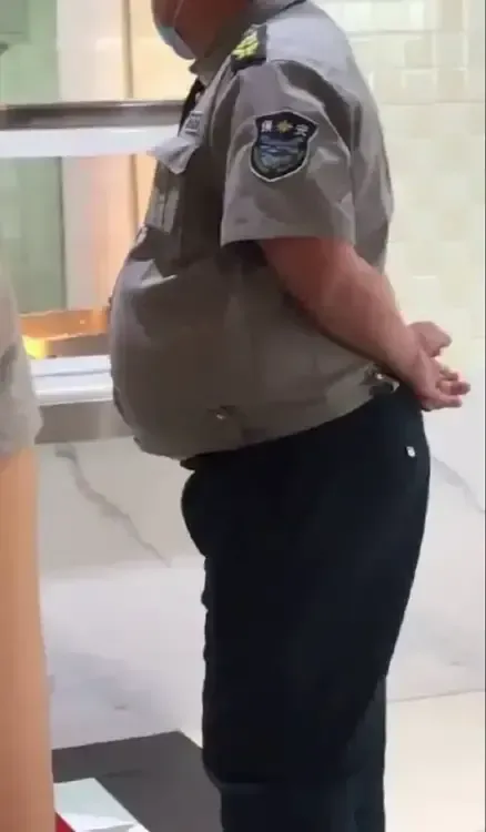 我一个表弟今年刚45岁，至今未婚，还没成家就开始颓废了，生活现状如下：
1   