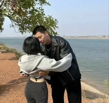 弟弟找了个女朋友，宠的不得了，但是我爸妈有点不高兴，觉得女生太娇小了，怕不好生养