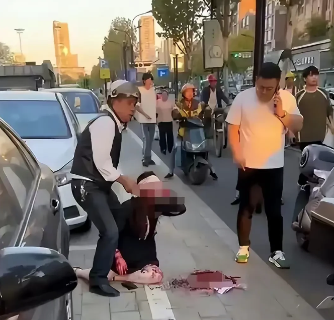 人被逼疯后孤注一掷的后果真的很可怕。替烂尾楼辩护的女律师，被输了官司的房主当街锤