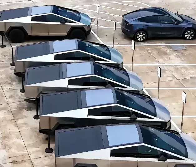 这要是国产车，会被喷成筛子你信不信？现在越来越看不懂了。
这车的外形真的不敢恭维