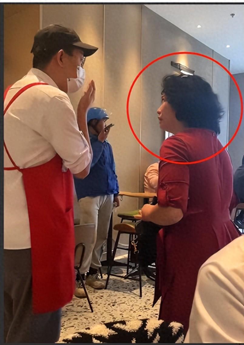 闹大了！女子星巴克驱赶外卖员后续，派出所：已批评教育、劝离！

这名女子到底哪来
