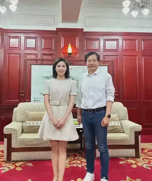 雷军旁边这样大咖是谁，太漂亮了