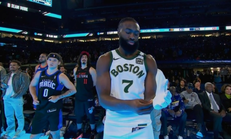 乏味！麦克朗卫冕扣篮王，名嘴吐槽地板最好看，远不如拉文戈登
NBA全明星扣篮大赛