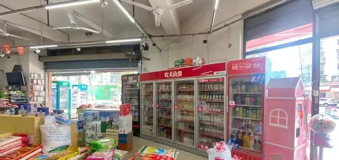 下班途中发现小区内的小超市正在转让，转让费为35万。回家后与家人商量是否接手经营